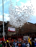 1000 balonów w czasie spadania na ulicy Brzeskiej w Warszawie.