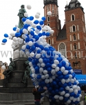 Balony z helem wzlatują nad krakowski rynek.