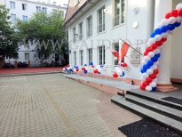 Balonowe dekoracje na terenie przed szkołą.