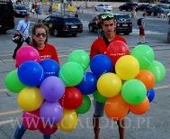 Balony z nadrukiem po nadmuchaniu i złożeniu na patyczki rozdawane były wśród przechodniów.