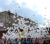 Balony spotykają się z członkami Korowodu Praskiego.