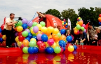 Balony z nadrukiem w czasie wrzucania do basenu.