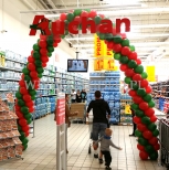 Brama z balonów przy wejściu na teren sklepu Auchan.