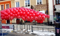 Napełniamy siatkę balonami z helem.