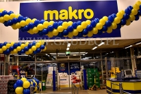 Dekoracja sklepu Makro wykonana balonami.