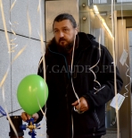 Jan Karolewski pompuje balony helem.