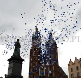 Balony z helem po wypuszczeniu lecą w stronę wież kościoła Mariackiego.