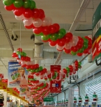 Balonowe girlandy na urodzinach supermarketu Auchan.