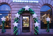 Brama balonowa na otwarcie nowego lokalu sieci Starbucks.