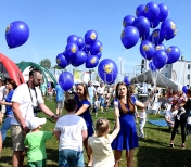 Hostessy rozdają balony helowe.