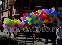 Klienci odbierają zamówione balony helowe.