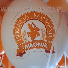 Balon z nadrukiem napełniony helem.