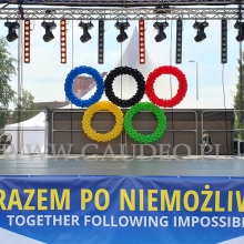 Koła olimpijskie z balonów jako dekoracja sceny.