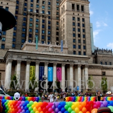 Płotek z balonów wygradzający teren imprezy w centrum Warszawy.