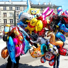 Napełnione helem balony foliowe w czasie dostawy do wrocławskiej firmy.