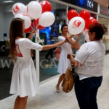 Hostessy rozdawały balony reklamowe.