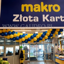 Girlanda z balonów jako dekoracja wejścia.