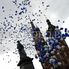 Balony napełnione helem unoszą się nad krakowskim rynkiem.