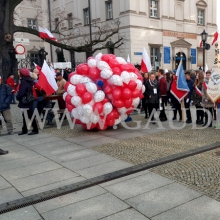 Wypuszczanie biało-czerwonych balonów z helem.