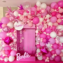 Barbie Box i balony jako miejsce do zdjęć.