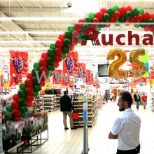 Brama z girlandy balonowej przy wejściu do Auchan.