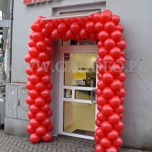 Brama z balonów dla apteki Ziko na ulicy Pomorskiej we Wrocławiu.