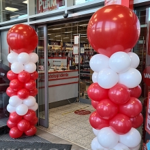 Balonowe słupy we Wrocławiu.