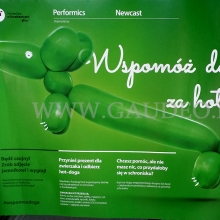 Plakat promujący akcję z balonowym jamnikiem.